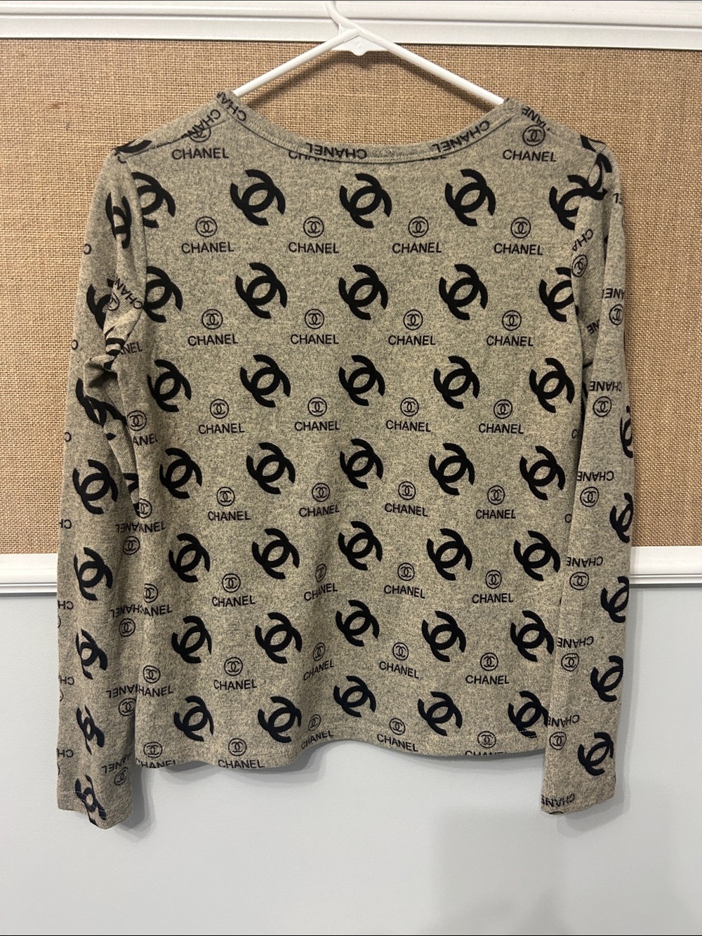 Source Unknown Beige Crewneck Sweater with Black Logo Print - Picture 2 of 3